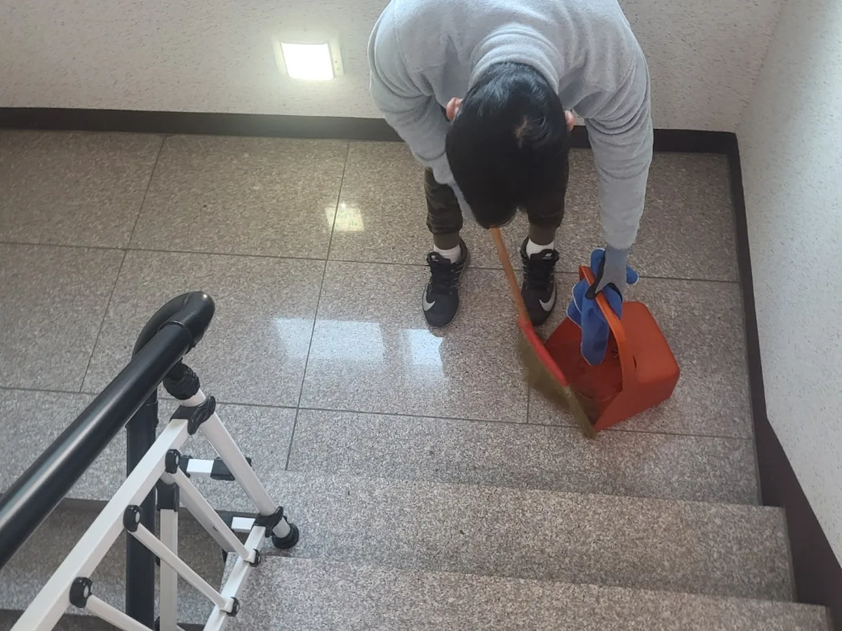 종로구 경운동 빌라 공동현관 장비 주변 정밀 위생청소 사례 - 행진크린